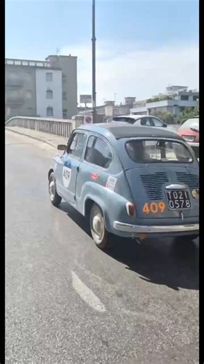 La “corsa più bella del mondo” arriva alla quarta tappa! A bordo di una Fiat 600 del 1956, una delle auto simbolo del boom economico, il Giornale con Valentina Menassi attraversa l’Italia insieme a Laura Confalonieri, vicedirettrice di Ruoteclassiche, partite da Cervia/Milano Marittima alla volta di Parma. Un racconto esclusivo firmato Il Giornale. #MilleMiglia2025 #IlGiornale #Automotive #Fiat600 | Il Giornale