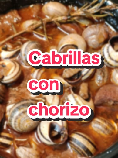 CABRILLAS (CARACOLES) CON CHORIZO. Ingredientes: 500 gr de cabrillas (caracoles) congeladas, 1 cebolla mediana, 4 tomates maduros,150 gr de chorizo picante, 1 cda de tomillo,1 cda de pimienta, 1 cayena, 1/2 vaso de vino tinto, 1 rama de romero, 1 cda de comino,1 cda de pimentón, sal, aceite de oliva. PREPARACIÓN: Lo primero que hacemos es poner a hervir las cabrillas y lavarlas. Picamos la cebolla y rallamos los tomates. Ponemos aceite en una cazuela y pochamos la cebolla con la cayena. Cuando e
