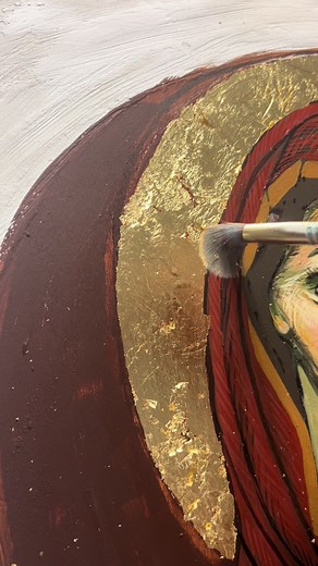 Gilding an icon with gold leaf involves several steps, but it’s worth it! ⚜️Prepare the Surface: Ensure the surface of the icon is clean and smooth. I used an orange-red background for the halos to make the gold appear brighter. ⚜️Apply Adhesive: Use a specialized adhesive, such as Speedball’s gilding size, thinly and evenly on the surface. Allow it to become tacky, following the product's instructions. I waited 30 minutes. ⚜️Place Gold Leaf: Carefully place the gold leaf onto the tacky surface 