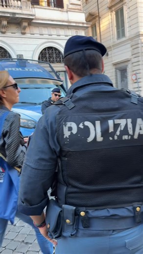1M views · 50K reactions | Making smile for Carabinieri — Italy’s national military police.  #Italy #rome #carabinieri | Police Photography | Facebook