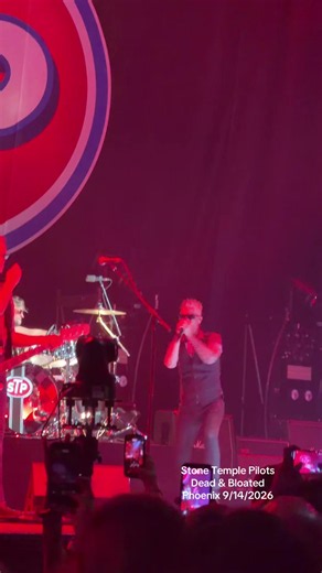 Stone Temple Pilots bringing the raw power of “Dead & Bloated” to Phoenix! 🔥🤘 #StoneTemplePilots #DeadAndBloated #90sRock #LiveMusic #concerts @Stone Temple Pilots