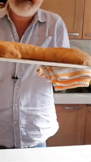 OSVALDO GROSS OSWALDTOUR on Instagram: "Anímate a la masa de Strudel!!! Y sino compras masa filo STRUDEL: 300 g harina 1 pizca de sal 1 huevo 125 cc agua tibia 60 g manteca tamizar harina y sal y hacer una corona. Colocar en el hueco el huevo y el agua tibia. Integrar rápidamente la masa. Agregarle la manteca bien blanda Sobarla durante varios minutos y reservar en reposo en sitio tibio por 30 minutos.(la masa envuelta en film aceitado) Estirar la masa sobre un mantel enharinado. Rellenar y arro