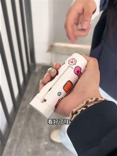 It's time to install a big cigarette case in front of friends. Most people don't tell him. It's