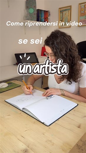 Manuela Iannibelli | Consulente di Comunicazione Visiva ☾ on Instagram: "✨ Stop al video art-tutorial noioso! Ti svelo il mio segreto per riprese IG che catturano l’attenzione. Ti mostro il setup che uso per i miei reel/video IG. Non servono attrezzature costose! Solo il tuo smartphone e qualche trucco per angolature dinamiche che fanno risaltare la tua arte. 💡 Nel video vedrai: 1️⃣Me alla scrivania: per connettermi con la mia community e dare un volto all’artista. 2️⃣Angolazione “Top-Down” del