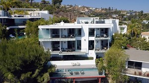 Enes Yılmazer on Instagram: "Make sure to check-out this week’s Enes Plus video in which we toured a beautifully furnished listing by @pacasohomes in Hollywood Hills. For those of you who don’t know, Pacaso is a company that enables you to purchase a second home through a convenient and more accessible co-ownership model. To learn more visit Pacaso’s website."