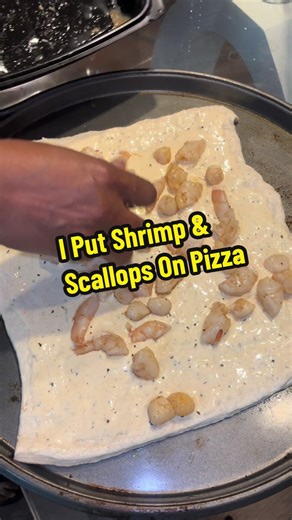 Seafood Alfredo pizza and baby this one right here did NOT disappoint. Shrimp, scallops, creamy Alfredo and that golden crust 🤌🏽🔥 #seafoodpizza #easyrecipe #seafoodlover #foodtok #tiktokrecipes