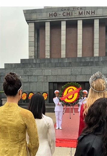 Today, the Miss Cosmo Organization, together with @yolina lindquist and @Chelsea Fernandez ♓ , paid a respectful visit to the Ho Chi Minh Mausoleum in Hanoi. As one of Vietnam’s most important national monuments, the Mausoleum stands as a symbol of enduring values, historical significance, and deep national pride. In a solemn moment of tribute, flowers were respectfully offered - expressing sincere gratitude and profound respect for a legacy that continues to guide and inspire generations. #Miss