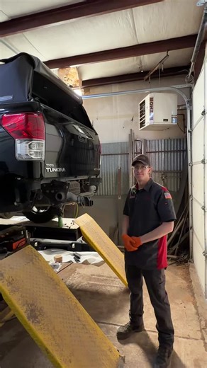 🔧🚘 Toyota Tundra Rear Bumper Replacement! 🚘🔧 Josh is knocking out a clean rear bumper swap on this Toyota Tundra today! ✅ The customer brought in a brand-new rear bumper, and Josh went to work removing the old one and installing the new setup the right way. 💪🛠️ Everything gets lined up straight, mounted tight, and checked over to make sure it fits clean and looks factory. 😮‍💨✨ Need bumper work, exhaust, or repairs done right? We’ve got you covered! 👨‍🔧🔥 📍 AutoWorks – Gallup, NM 🏁 27