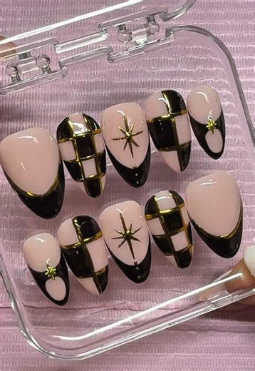 my client said “do whatever you want as long as they’re black and gold” 🖤✨#nails #nailart #asmr #pressonnails #smallbusiness