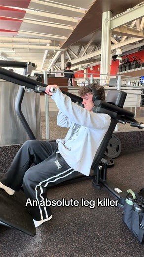 A single leg pendulum squat that absolutely kills 8 reps each leg with no weight and it’s insane#gym