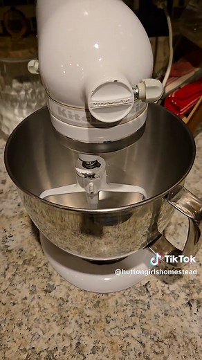 Works on the tilt heads too! Test it out and see if yours needs adjusting. #kitchenhacks #kitchenaid #kitchenaidmixer
