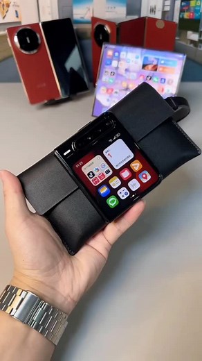 Techno Waqar on Instagram: "Amazing gift packaging of foldable smartphones🔥 Stop saying that foldable phones are expensive, In fact, you didn’t buy the right one #digitaltechnology #foldablescreen #gadgets #smartphone #royole #huawei #smartwatch #reels #reelsinstagram #reelviral #techreels #gadgetreview #techunboxing #smartphonereviews #mobileleaks #technews #latesttech #futuretech #techtrends #gadgetlover"