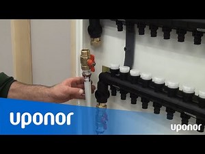 Installation og udluftning af gulvvarmefordelerrør Pro 1 udført i et fordelerrørsskab.