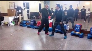 Seminario de Bastón Táctico Extensible El bastón extensible, bastón táctico extensible o bastón telescópico ofrece diversas características tácticas no letales: practicidad, ocultabilidad, versatilidad y un gran poder disuasivo. Por estos motivos tanto fuerzas de seguridad como la sociedad en general lo han adoptado como elemento auxiliar para la legítima defensa. El uso del bastón con la debida instrucción, brinda a quien lo porta, un perfecto control frente a situaciones críticas, como sería e