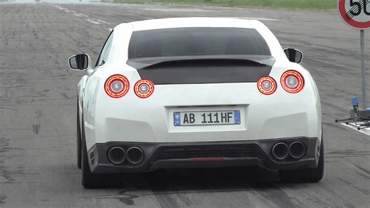 Nissan GT-R full throttle acceleration test