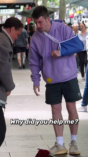 Acts of Kindness: Helping Homeless People in Public – Watch the Powerful Moments!