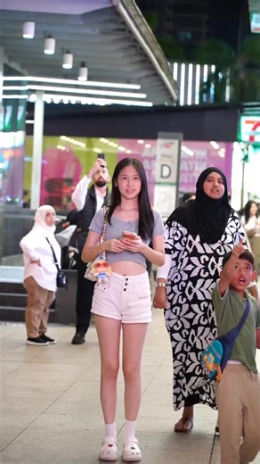 #creatorsearchinsights street photography walking videos Create memories of old age #streetphotography #fyp #kualalumpur #malaysiagirl