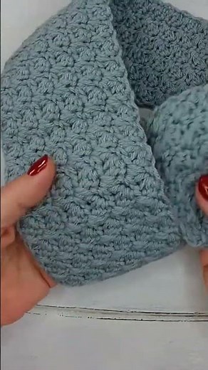 Crochet stylish neck warmer/keyhole scarf #Crochet Cabin