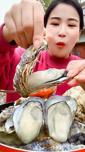 Fresh oysters for a delicious feast! 🦪✨ Who's ready to dig in? 😋 #SeafoodLover #OysterDelight | Allina Kerianne
