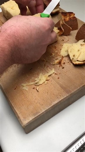 Pour les 2 ans de Louise, nous lui avons préparé un gâteau en forme de train. La recette du gâteau à yaourt a été trouvé ici https://cuisine.journaldesfemmes.fr/recette/330802-gateau-au-yaourt Nous avons utilisé un yaourt aromatisé à la fraise, 2 pots de sucre en poudre, 3 pots de farine, 1/2 pot d’huile, 1 sachet de sucre vanille, 1/2 sachet de levure chimique et 3 œufs. Dans un saladier, nous avons versé le yaourt. Je l’ai rincé et bien essuyé afin de rajouter le sucre en poudre, bien mélanger