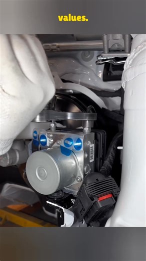 302K views · 1.4K reactions | Ever wonder why bolts on a repaired car always show marks? In the factory, some bolts get painted with the body as one piece, so once removed, the traces are obvious. Others are tightened with precise torque tools, not brute force like in repair shops. That is why even on a rebuilt car, experts can still spot the signs. #factoryProcess​ #torqueTools​ #carRepairs​ #autoBodyWork | Oryzon tek | Facebook