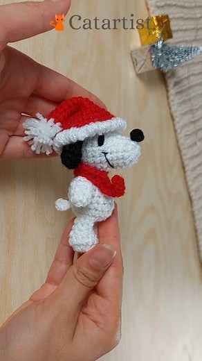 Hagamos un Snoopy Amigurumi 🥰❤️ Es tan lindo y tan fácil de hacer 🥹 ¡Me encanta! El tutorial paso a paso lo encuentras en mi canal de Youtube 👉 Catartist Mx 🎄🫶 . . . . . . . . . . . #amigurumi #peluches #amigurumipattern #amigurumitutorial #crochetamigurumi #crochetpattern #crochettutorial #crochetchristmas #crochet #amigurumicrochet #snoopy #snoopyamigurumi #snoopychristmas #snoopycrochet | Catartist