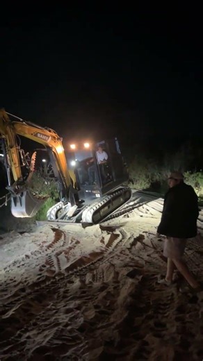 F350 service truck 12,000 pounds stuck in the mud. #stuck #mudtruck #ford #f350 #nogood #nastymud