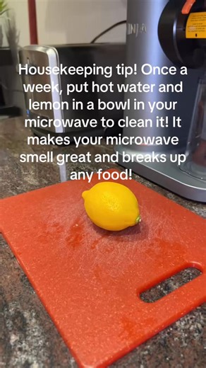 Fresh Microwave Hack 🍋✨ #CleaningTips #HousekeepingHack #LemonFresh #MicrowaveClean #HomeCare | The Cleaning Lady