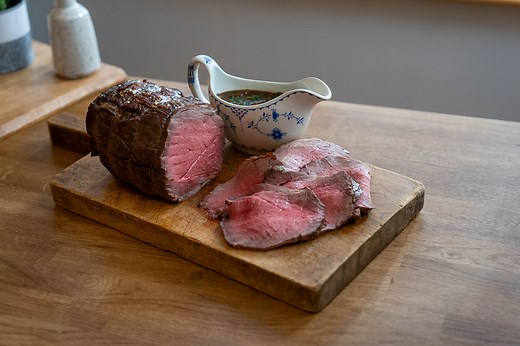 Tom Kerridge cooks a rosy pink Roast Beef with cheesy leeks and a rich mushroom gravy 🍽️🤤 Brand new #MoreSundayLunch starts TONIGHT at 9pm! | Food Network UK