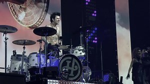 Az egyik jó hírünk, hogy vasárnapra itt van nektek a Paradicsom tavalyi Aréna-beli koncertfelvétele, a második pedig az, hogy holnap újabb klipet forgat a Hooligans a tavasszal megjelenő Zártosztály című albumról. Az újszülött a "Kendőzetlen igazság" nevet kapja és 1-2 héten belül már ti is élvezhetitek a (stúdió)munkánk gyümölcsét! | Hooligans