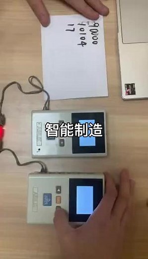项目模拟电报机，具有发送信息和接受信息的功能。它是19世纪30年代在英国和美国发展起来的。电报信息通过专用的交换线路以电信号的方式发送出去，该信号用编码代替文字和数字，通常使用的编码是摩尔斯编码。 #哆哆实验室 #造客哆哆 #童造科技 #母婴
