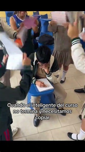 yo siendo el inteligente del salon😹🥶 #colegio #inteligente #copiar