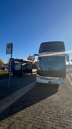 BVB.net – The Bus Company / Bus Verkehr Berlin KG on Instagram: "🖤 Black Week im @designeroutletberlin 🖤 Und wir bringen dich direkt dorthin. Unser Shuttle fährt dich immer freitags und samstags, 2x täglich, vom Kurfürstendamm direkt ins Designer Outlet. Noch bis zum 29. November erwarten dich unschlagbare Angebote mit zusätzlichen Rabatten auf den Outletpreis bei über 100 Top-Marken. 🛍️ 💡 Spar-Tipp: Zeige deine Shuttle-Buchungsbestätigung im Guest Service Center vor. Hole dir deinen exklusi