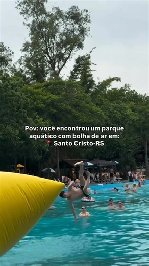 Aquele salto elegante que só o Lago Azul entende… Se não ir na bolha de ar, nem conta! 💦😅 #parqueaquatico #santocristo #piscinas #riograndedosul #balneario | Lago Azul Acqua Park