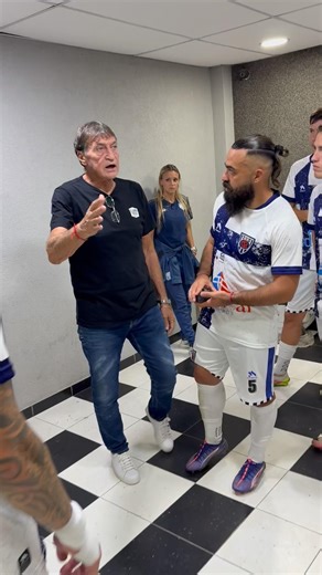 🤝 El reconocimiento de Julio César Falcioni a los jugadores de Sportivo Barracas luego del partido