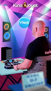 👑 [Batterie Lumineuse VTech - Les Tops du King 2024] 👑 Faites briller les talents musicaux de votre enfant avec la Batterie Lumineuse VTech ! Avec ses pads et cymbales lumineux, ses 35 pistes musicales et plus de 130 sons, c'est le cadeau parfait pour les apprentis musiciens dès 6 ans. 🥁🎶 🔗 Acheter la batterie VTech exclusive 👉 https://www.king-jouet.com/jeu-jouet/jeux-electroniques/instruments-musique/ref-968849-batterie-kidi-dj-drums.htm?utm_source=facebook&utm_medium=social&utm_campaign