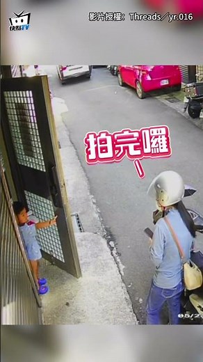 【Cuteness overload】Delivery driver taking a photo of the food... little brother "innocently flash...