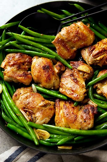 Garlic Chicken Thighs and Green Beans Skillet