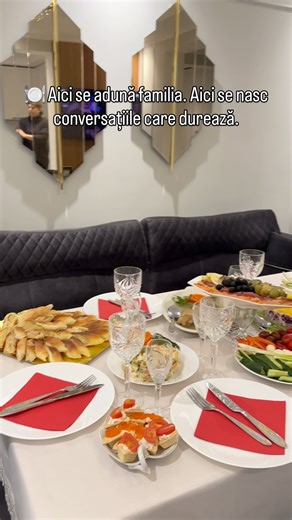 🎄 Așa se simt sărbătorile într-o casă mobilată de MobiladeVis. Lumină caldă, spații bine gândite, mobilier care aduce liniște și confort. O masă care adună familia, un living care te invită să rămâi, o bucătărie unde sărbătorile prind gust. Fiecare piesă este aleasă cu grijă, fiecare detaliu are un rol – pentru ca locuința să nu fie doar frumoasă, ci plăcută de trăit. La MobiladeVis nu mobilăm doar case. Creăm atmosfera de „acasă”, mai ales în perioada sărbătorilor, când timpul petrecut împreun