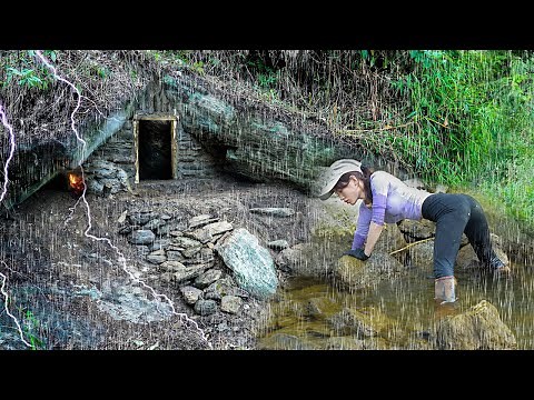 The girl braved the heavy rain, build shelter under a large rock - MsYang Survival