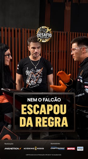 Nem só de diagnóstico vive uma boa oficina. Educação, postura e foco também entram na avaliação, e nem o @falcao12oficial escapou dessa. 😅 🎬 Daqui a pouco tem episódio novo: às 20h no YouTube da Magnetron. Assista e descubra como as duplas se saíram na primeira prova. Apoio: @chiptronic.moto @motulbr @tekbond_oficial Realização: Magnetron e @academia2rodas CERTIFICADO DE AUTORIZAÇÃO SPA/ME Nº 03.044286/2025 #Magnetron #DesafioDuasRodas #Desafio2Rodas #MecanicaDeMotos #RealityShow