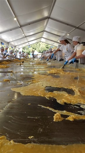 🍽️🥯 Készül Debrecen reggelije. | Papp László