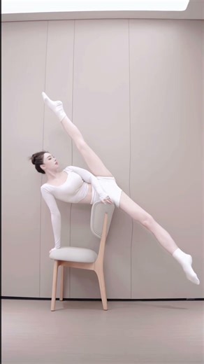 Real Girl full splits ! Not AI !