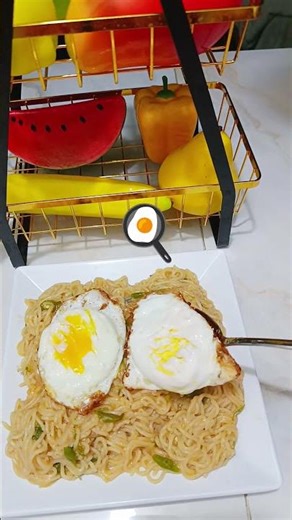 রাত-বিরাতে যখন ক্ষুধা লাগে তখন ঝটপট রেসিপিতে ম্যাগি রান্না করে ফেলি🍝🍜#cooking#maggirecipe