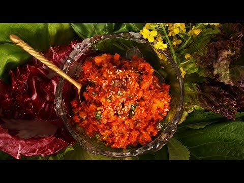 Apple ssamjang, a Korean dipping sauce (Sagwa-ssamjang: 사과쌈장)