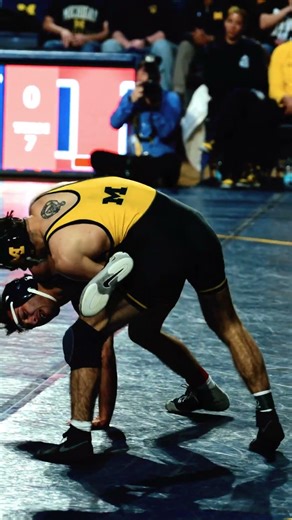Lachlan McNeil takedown and win vs Illinois | Michigan Wrestling