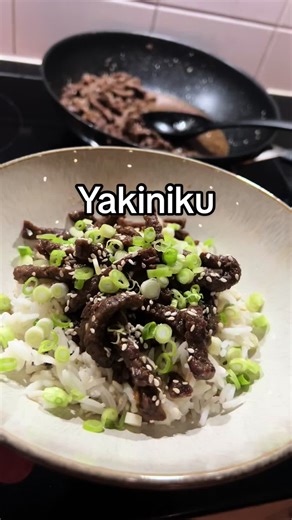 Yakiniku – på mitt sätt 🇯🇵🔥 Yakiniku hemma-Söt-salt soja, ingefära och vitlök som möter snabbt stekt kött och fluffigt ris – enkelt, umamirikare blir det inte. Ingredienser 400–500 g entrecôte eller lövbiff, tunt strimlad Neutral olja till stekning Rostade sesamfrön Marinad 1,5 dl japansk soja 4 msk mirin 1 msk sesamolja 1 dl farinsocker 2 vitlöksklyftor, pressade 1 msk färsk ingefära, finriven Nymalen svartpeppar Till servering Kokt jasminris Gör så här 🔥 1. Blanda alla ingredienser till ma