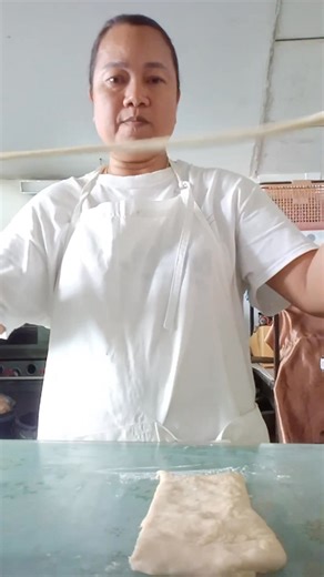 #วิธีการขึ้นรูปขนมปังครีมฮอร์น ซึ่งเราใช้ก้อนโด มารีด ให้บาง หนาประมาณ 1เซ็นติเมตร หลังจากนั้นตัดแป้งเป็นเส้น🥖 ถ้าแป้งยาวเกิน ให้พับทบมา นำแป้งมาคลึงกับโต๊ะ ให้ได้ความยาว 1 เมตรครึ่ง มาพันรอบพิมพ์กรวย ที่เราเตรียมไว้ กรวยที่ใช้ ทาเนยทาพิมพ์ไว้แล้ว พันตั้งแต่ โคนกรวย พันเข้าหาตัวเอง จนถึงปลายกรวย เป็นอันว่าเสร็จ ลักษณะที่ออกมา ก็จะคล้ายต้นคริสต์มาส 🎄นั่นเองค่ะ #คลิปยาว #รายได้จากเนื้อหา #เปิดค่าการมองเห็น | นางบุญเรียง เพชรเกลี้ยง ขาวเผือก