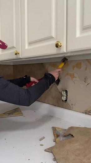 New #kitchen backsplash for under $200? Count me in!🙌🏻 #diy #kitchenreno #tile