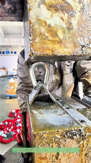 Mâchoires sur anneau métallique : l'expansion contrôlée d'un manille